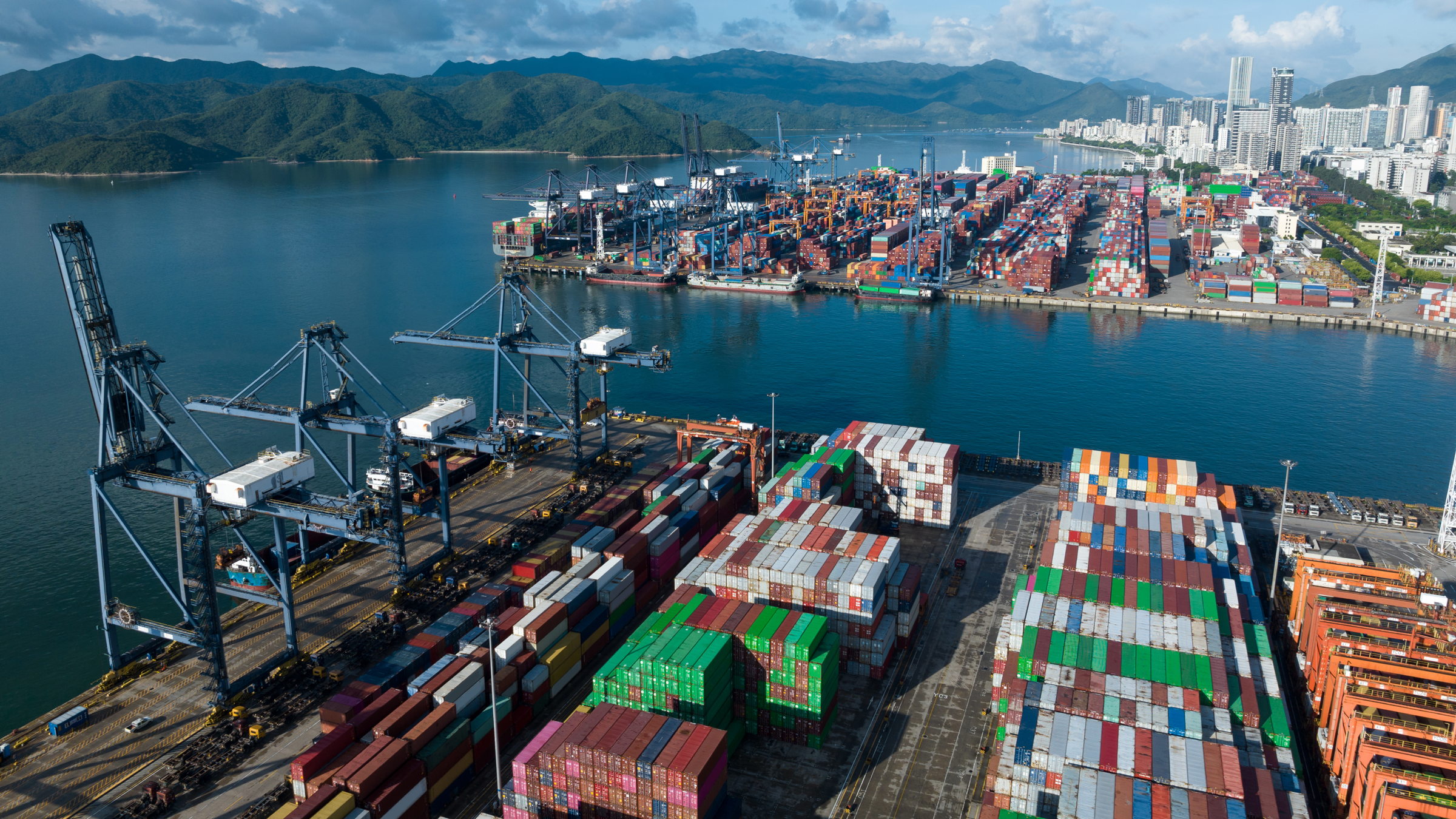 Importações-devem-crescer-50%-no-fim-do-ano,-puxadas-pelo-mercado-de-luxo-e-Natal